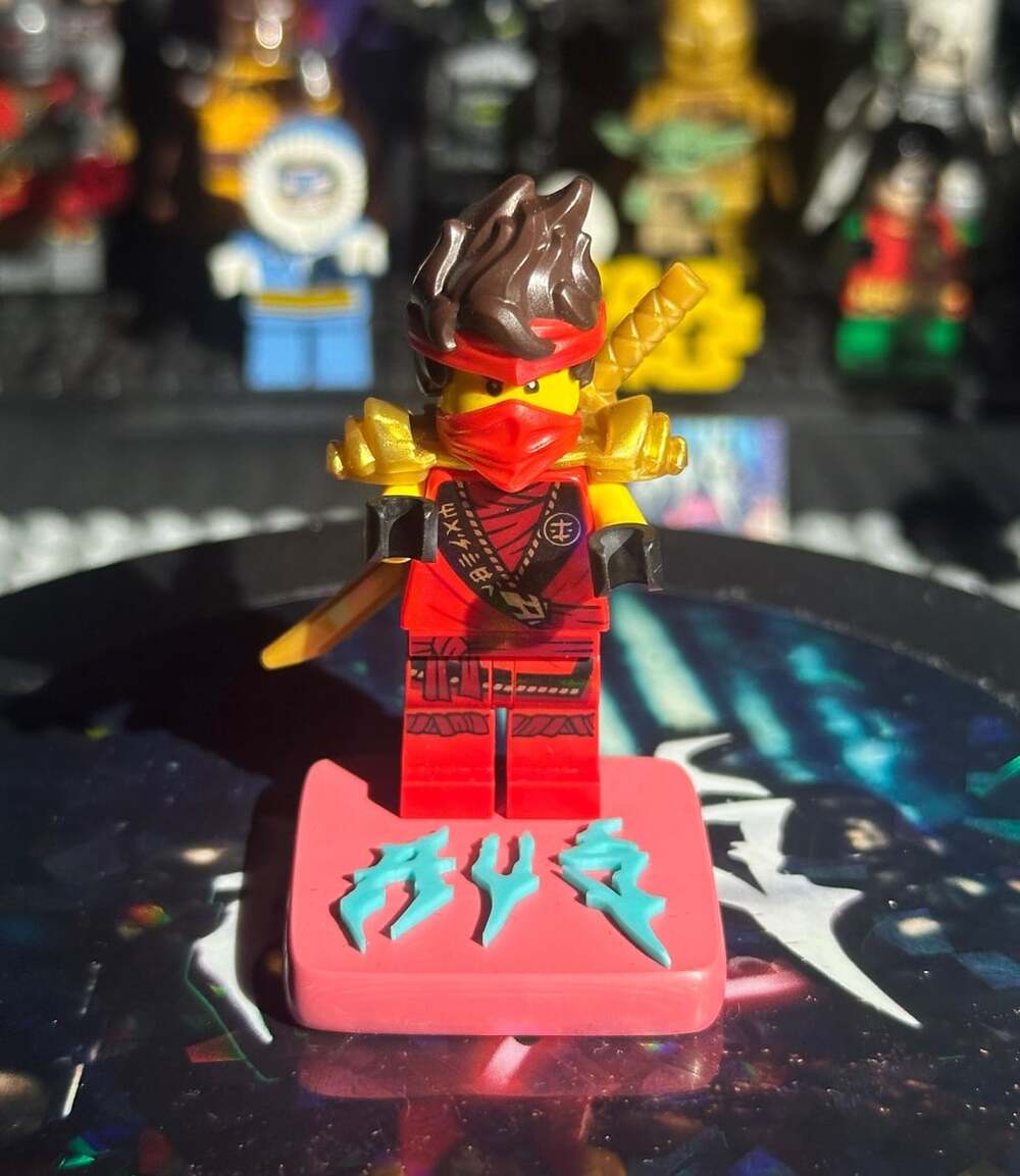 LEGO Ninjago Kai Minifigure with Dragon Shoulder Armor and Stand